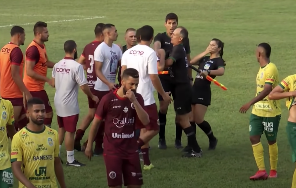 В Бразилии уволили тренера футбольного клуба за удар по лицу женщины-арбитра во время матча
