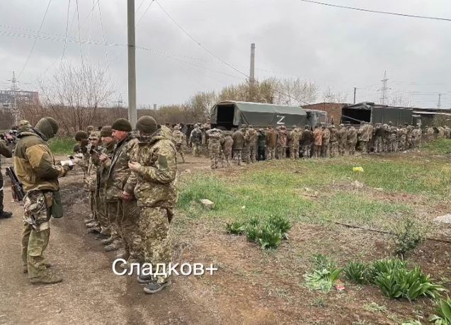 Предположительно, сдавшиеся в плен украинские морпехи. Фото © Telegram / "Сладков+"