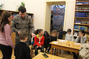 Адрианна Курилец-Кметюк и Сергей Гоменюк учат детей. Фото © facebook/workshopartera