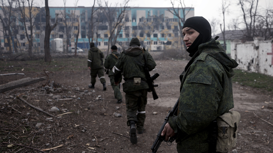 <p>Вооружённые силы РФ в Мариуполе. Украина, 9 апреля 2022 года. Обложка © ТАСС / Сергей Бобылев</p>