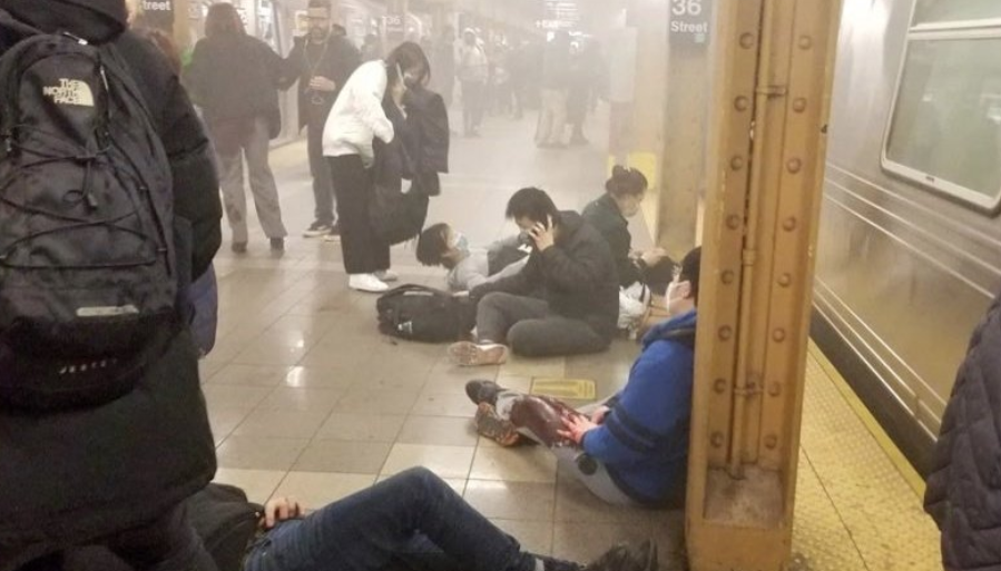 <p>Число пострадавших во время стрельбы в метро Нью-Йорка выросло до 16 человек. Фото © Twitter / <a href="https://twitter.com/CrimesReais/status/1513885577820712960/photo/1" target="_blank" rel="noopener noreferrer">Crimes Reais</a></p>
