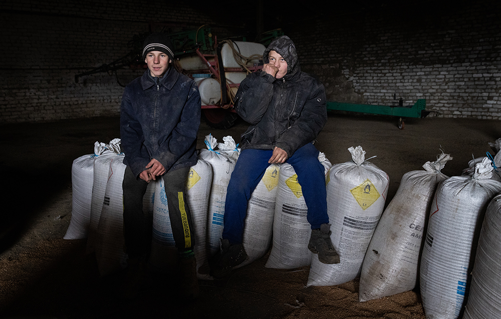 Местные жители покупают кормовое зерно. Село Крымское, Украина, Луганская область. Фото © ТАСС / Станислав Красильников