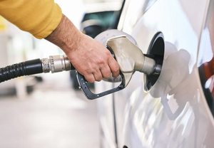 Американцы начали воровать топливо прямо из бензобаков машин из-за роста цен