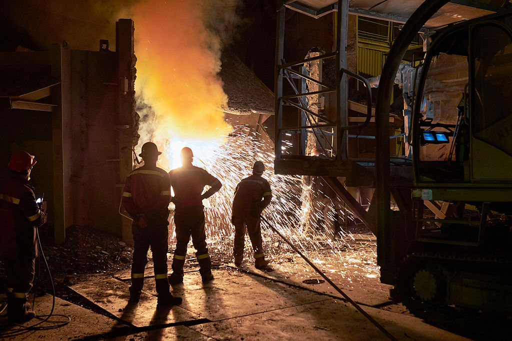 Сталелитейщики чистят печь на металлургическом комбинате "Азовсталь" в Мариуполе, Украина. 22 декабря 2015 года. Фото © Getty Images / Pierre Crom
