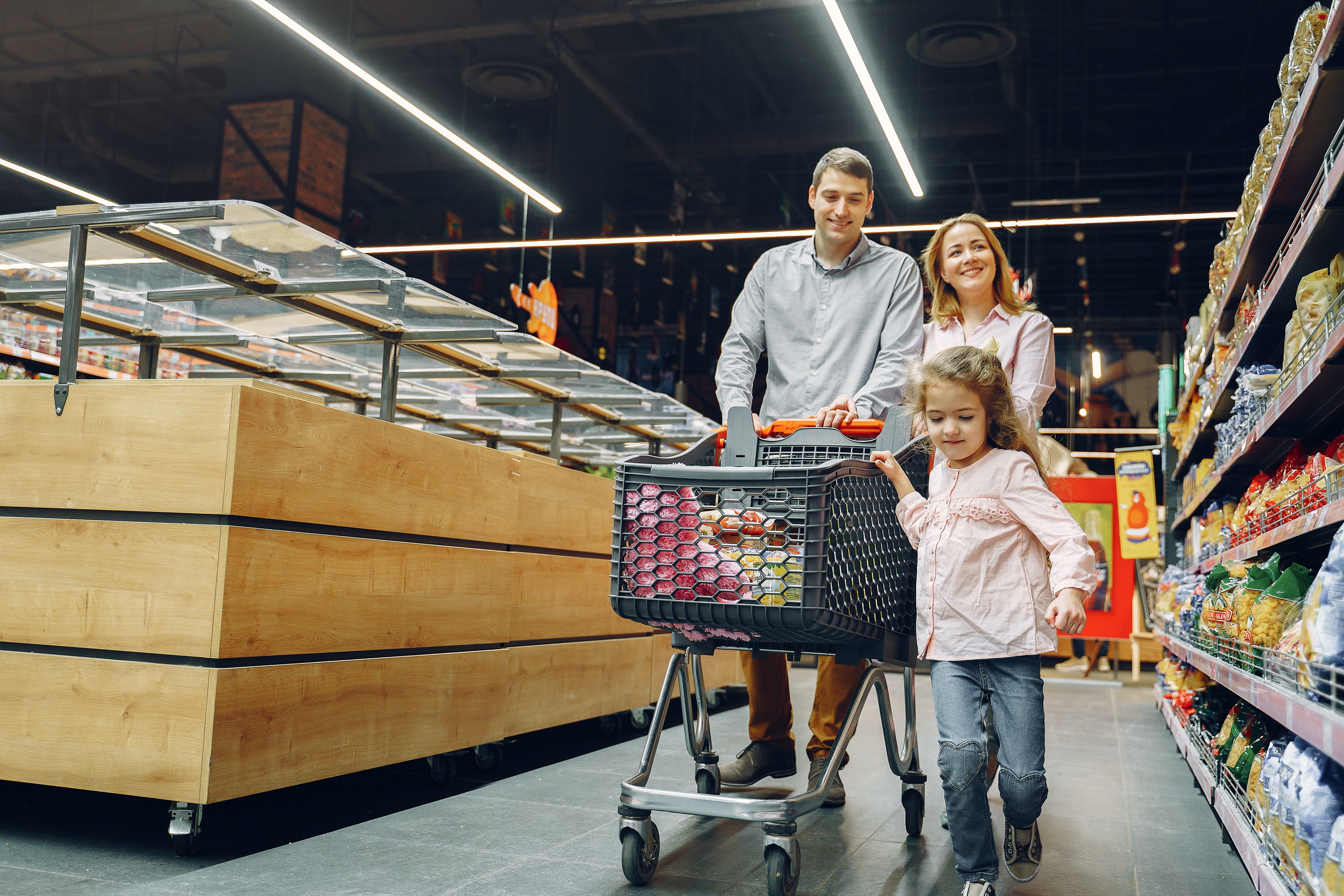 We go shopping now. Семья в магазине. Семейный шоппинг. Семья в супермаркете. Гипермаркет семья.