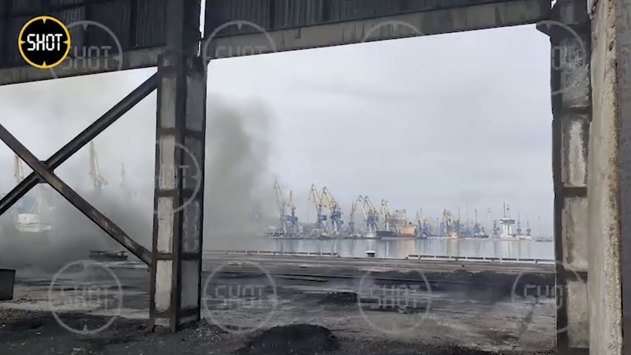 МО РФ сообщило о полном освобождении порта Мариуполя от боевиков 