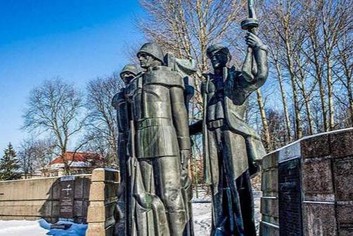 СК возбудил пять дел по факту осквернения советских памятников в Эстонии, Болгарии и Литве