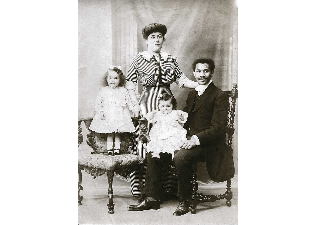 Жозеф Ларош с женой и дочерьми. Фото © Public Domain