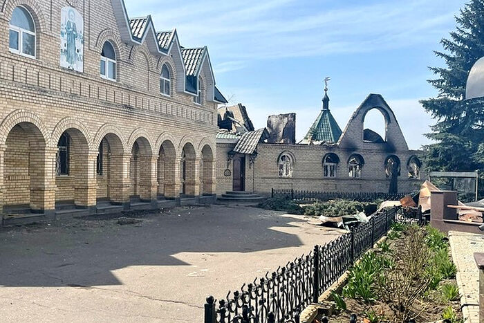 МО РФ: Неонацисты заблокировали свыше 450 человек в Николо-Васильевском монастыре