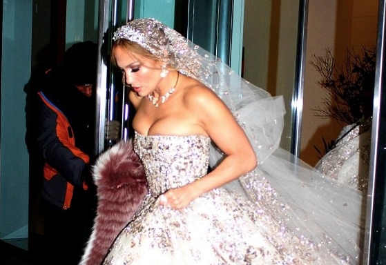 Дженнифер Лопес в свадебном платье из фильма "Первый встречный". Фото © Twitter / John JLover