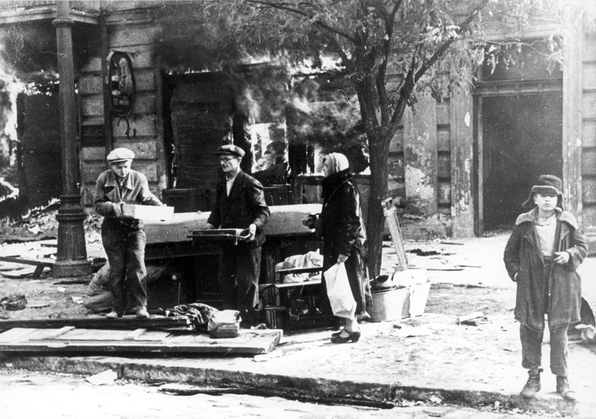Одна из улиц Одессы после бомбёжки. Одесса, ноябрь 1941 года. Фото © Яд Вашем. Мемориальный комплекс истории холокоста