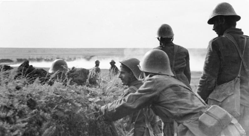 Румынские солдаты на позициях в районе Сталинграда, 1942 год. Фото © Wikipedia / Bundesarchiv Bild