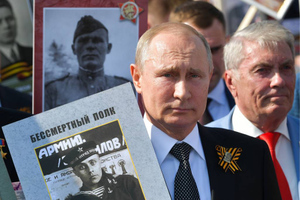 Песков: Путин ещё не принял решение об участии в шествии "Бессмертного полка"