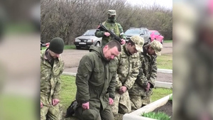 "Нам очень стыдно": Сдавшиеся бойцы ВСУ преклонили колени у мемориала "Не забудем, не простим" в Донбассе