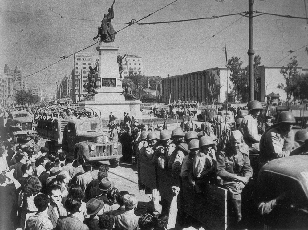 Вступление советских войск в Бухарест в августе 1944 года. Фотограф Михаил Трахман. Репродукция © ТАСС / Валерий Христофоров