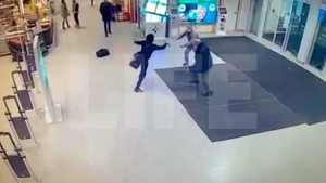 Камера сняла, как вор с ножом прорывался через охрану магазина