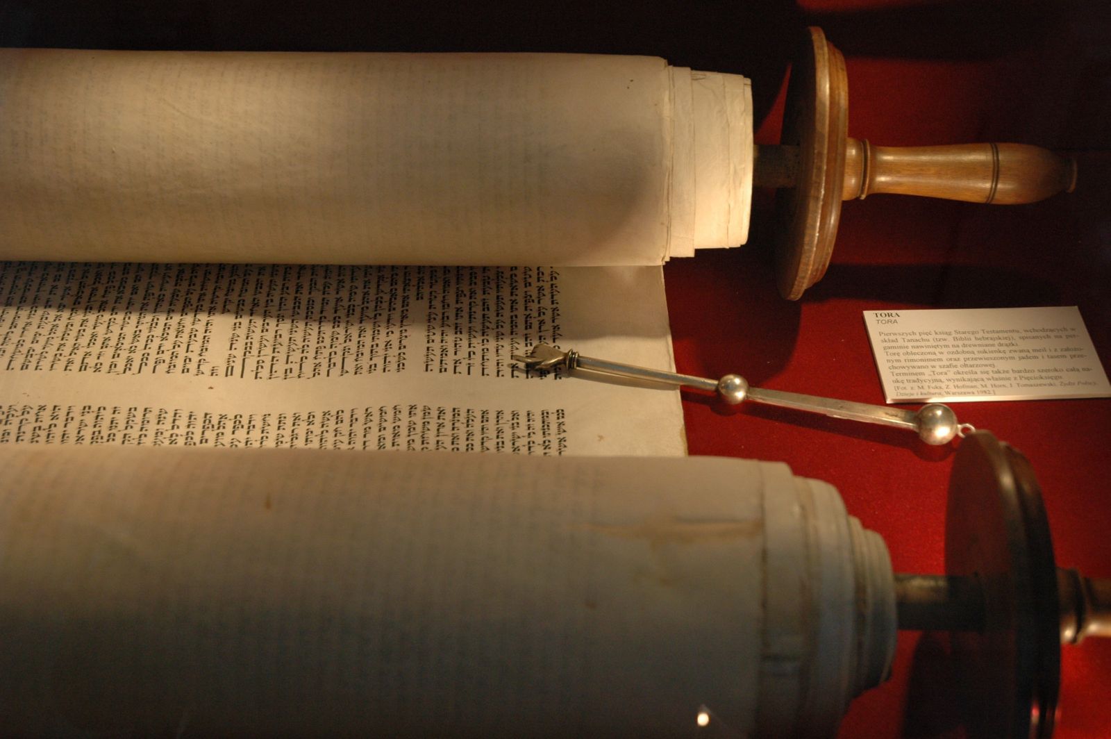 Свиток Торы, открытый для публичного чтения в синагоге. Фото © Wikipedia