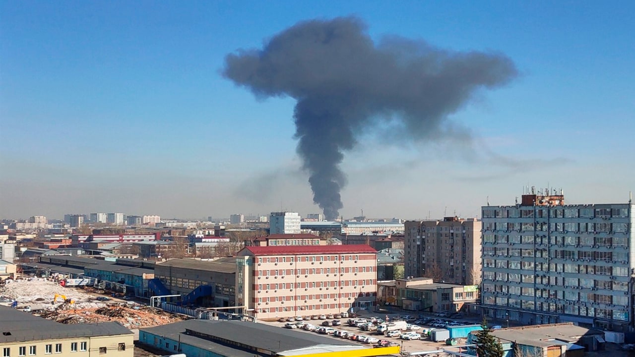 В родниках горит склад. НСК пожар сейчас. Пожар в Новосибирске. Пожар на складе в Новосибирске. Пожар в Подмосковье.