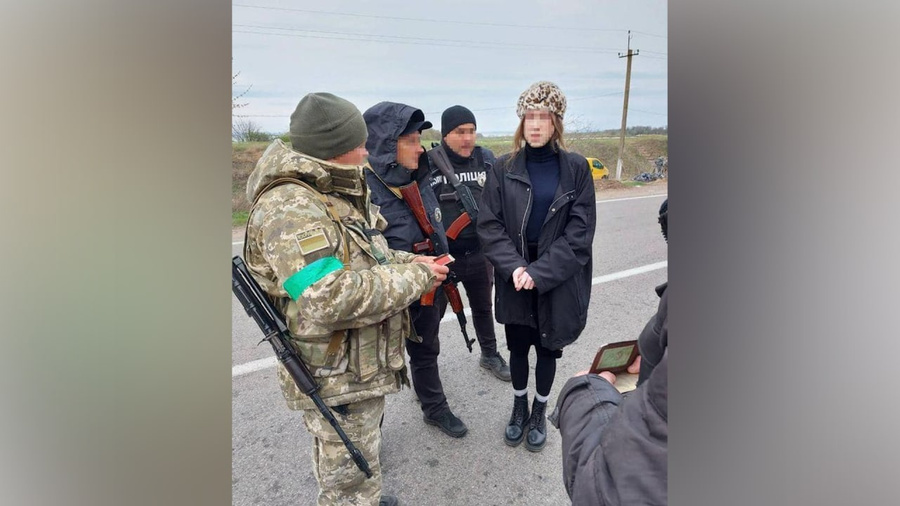 Переодетый в женщину молодой человек, которого поймали при пересечении границы Украины. Фото © Государственная пограничная служба Украины.