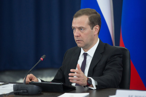 Медведев: Важно перевести госуслуги для мигрантов в электронную форму