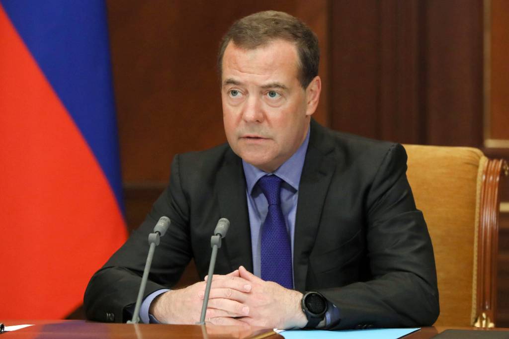 Медведев заявил, что власти России должны иметь биометрические данные каждого мигранта