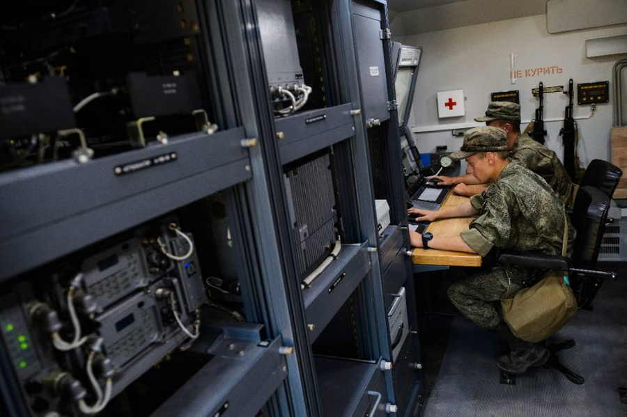 Военнослужащие в наземном многофункциональном модуле помех "Красуха-4". Фото © ТАСС / Донат Сорокин