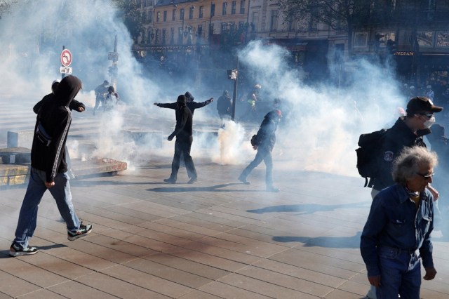 Полиция применила слезоточивый газ против демонстрантов в Париже. Фото © melodyinter.