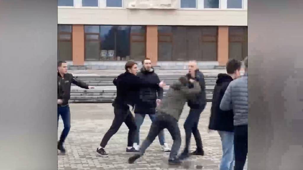 Группа молодых людей устроила массовую драку у цирка в Екатеринбурге