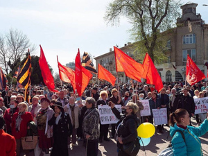 Жители Молдавии спели на акции против запрета георгиевской ленты