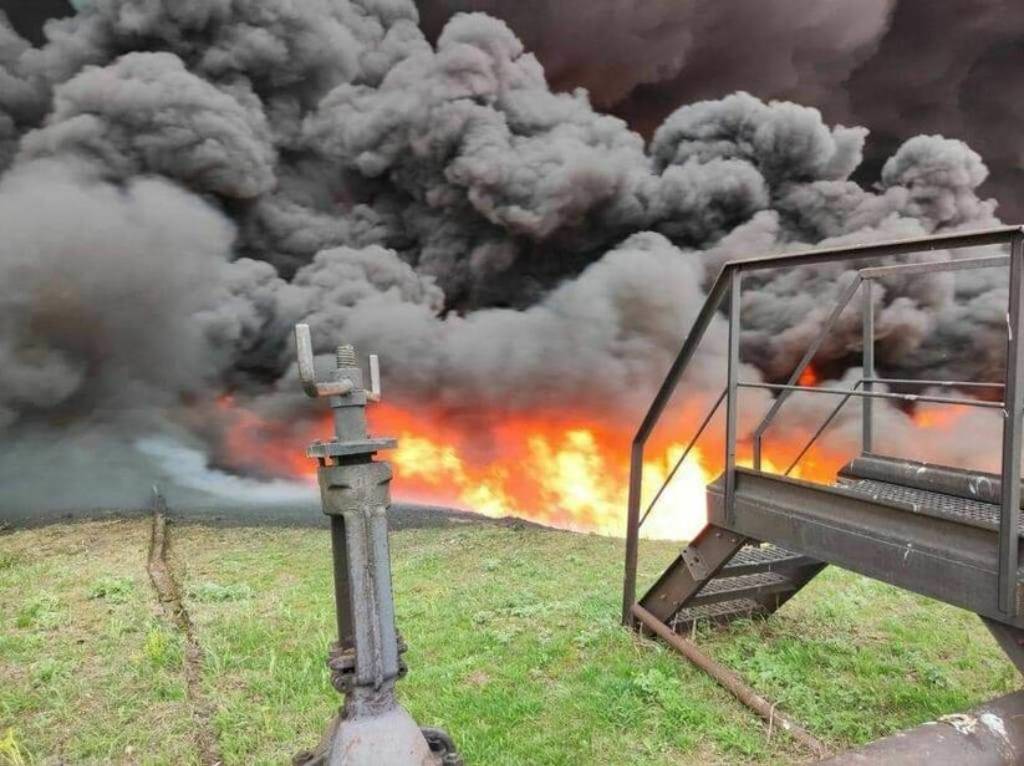 Нефтеперерабатывающий завод горит в Лисичанске