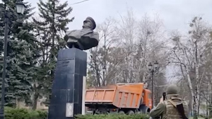 В Харькове националисты "Кракена" снесли памятник маршалу Жукову и изрисовали постамент