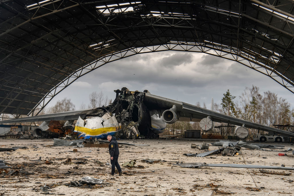 Ангар с уничтоженным крупнейшим украинским транспортным самолётом Ан-225 "Мрия" на аэродроме Гостомель под Киевом, Украина, 8 апреля 2022 года. Фото © Getty Images / Maxym Marusenko / NurPhoto