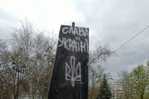 Кадры из Харькова, где демонтировали памятник Жукову. Фото © Twitter / Gentoil