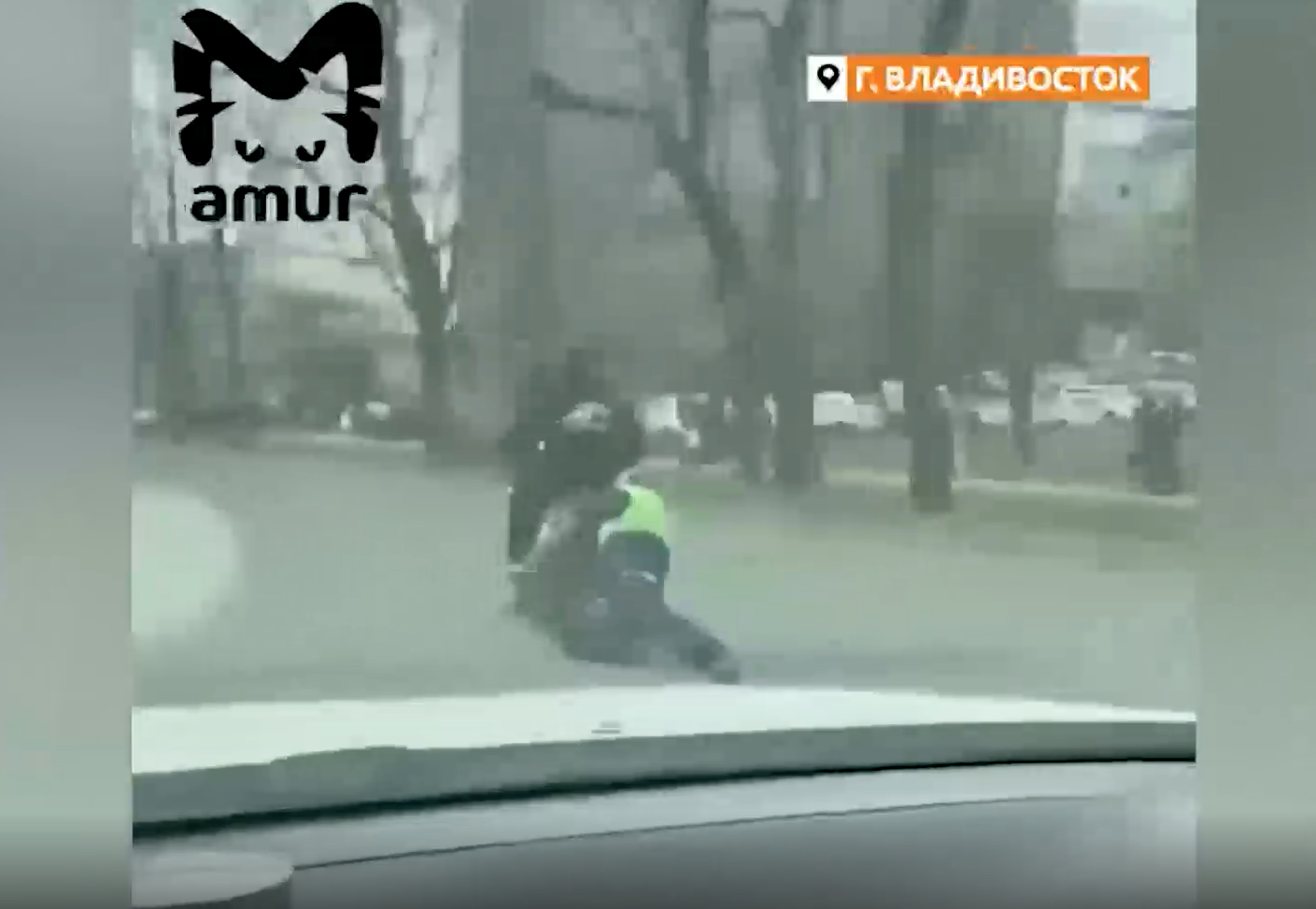 Во Владивостоке водитель мопеда протащил по асфальту инспектора ДПС