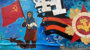 В Мурманске появились граффити с защитившей Знамя Победы украинской бабушкой