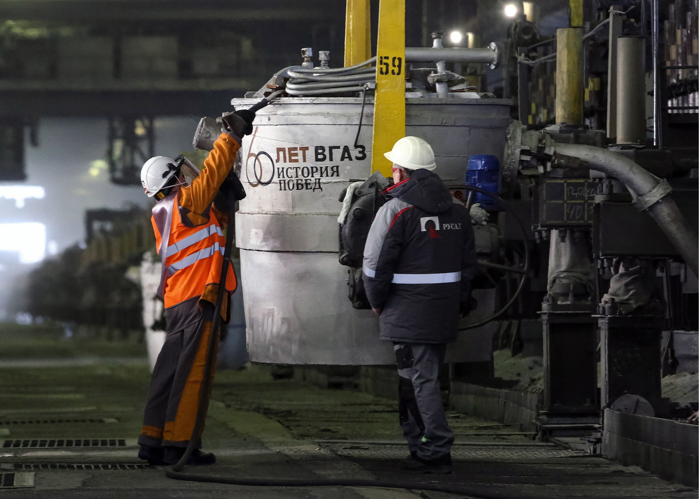 Во время юбилейной плавки алюминия на Волгоградском алюминиевом заводе. Фото © ТАСС / Дмитрий Рогулин