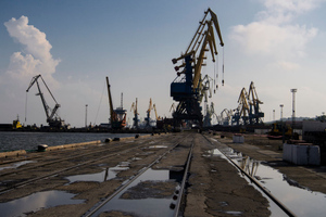 Беспилотник снял на видео два грузовых судна в порту Мариуполя