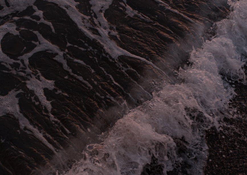 Огненный прилив: Морская вода у берегов Анапы окрасилась в красный цвет