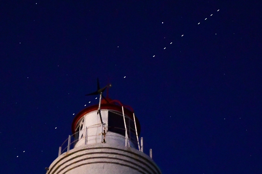 <p>Спутники связи Starlink проходят по орбите Земли. Обложка © ТАСС / Смитюк Юрий</p>