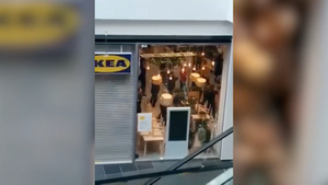 "Обычная практика": В IKEA объяснили инцидент со странными танцами сотрудников в закрытом магазине в Москве
