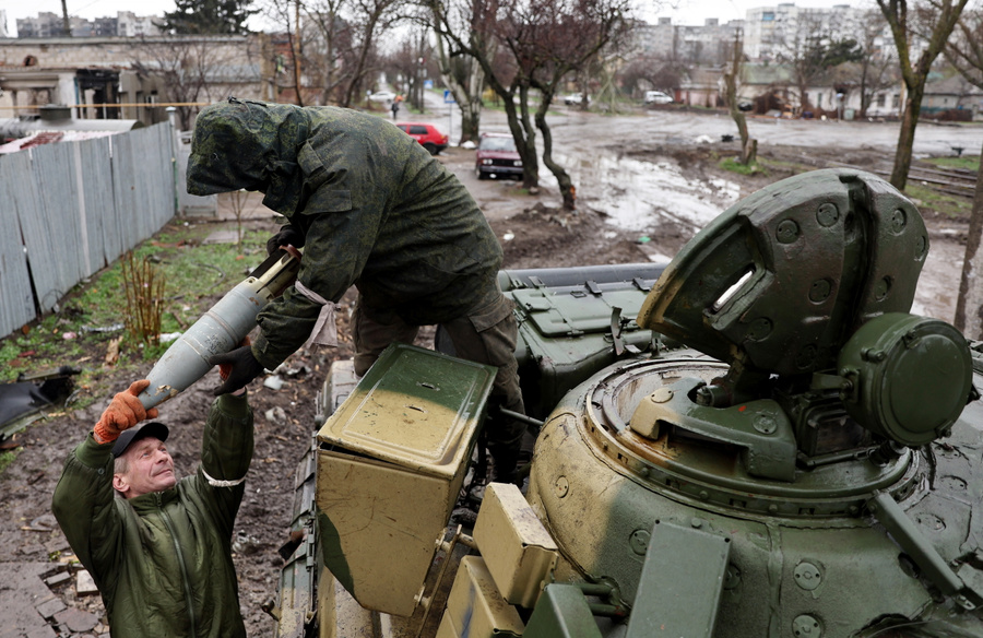 Военнослужащие Народной милиции ДНР заряжают танк. Фото © ТАСС / Бобылев Сергей