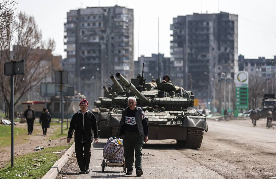 Местные жители и танки Т-80БВ в Мариуполе. Обложка © ТАСС / Сергей Бобылев