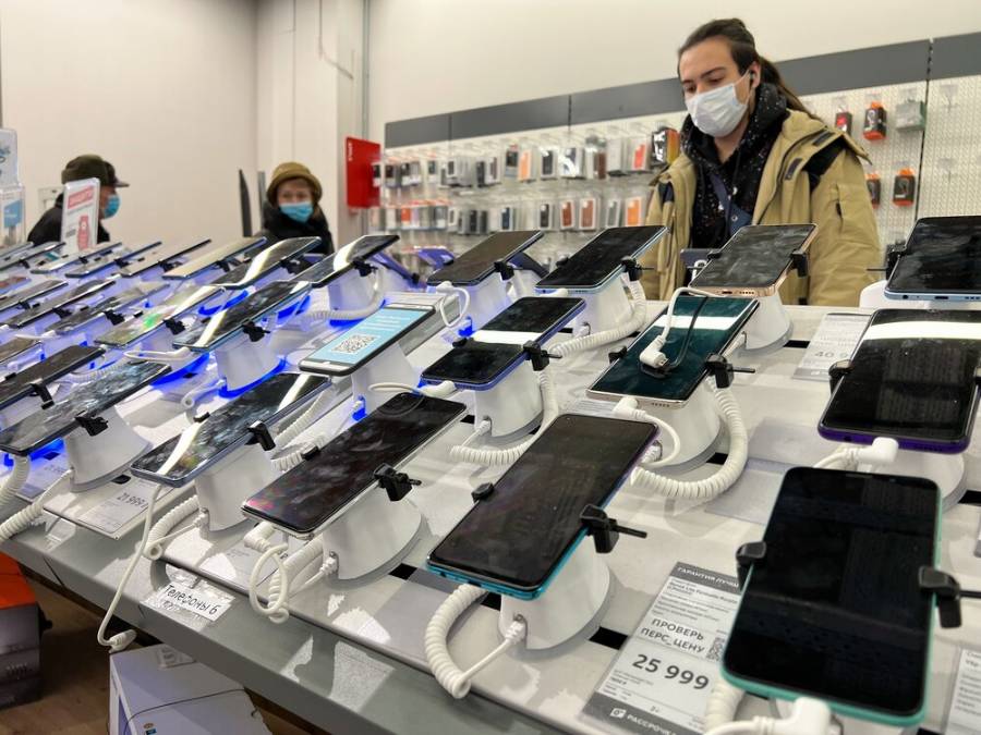 В России продажи смартфонов сократились в два раза, но рынок может восстановиться