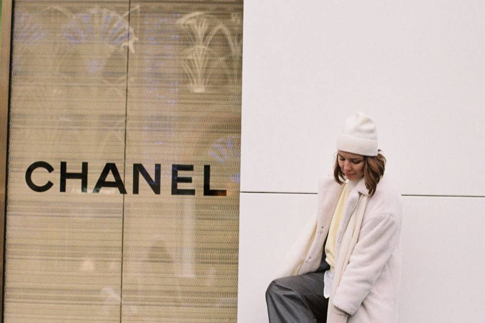 В Chanel объяснили отказ продавать товары россиянам