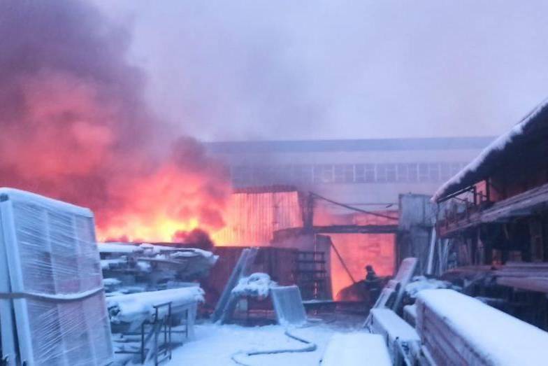 Пожар на складе пластиковых окон в Подольске. Фото © Telegram / МЧС России