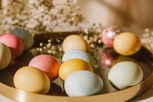 Как покрасить яйца на Пасху оригинально и без химии