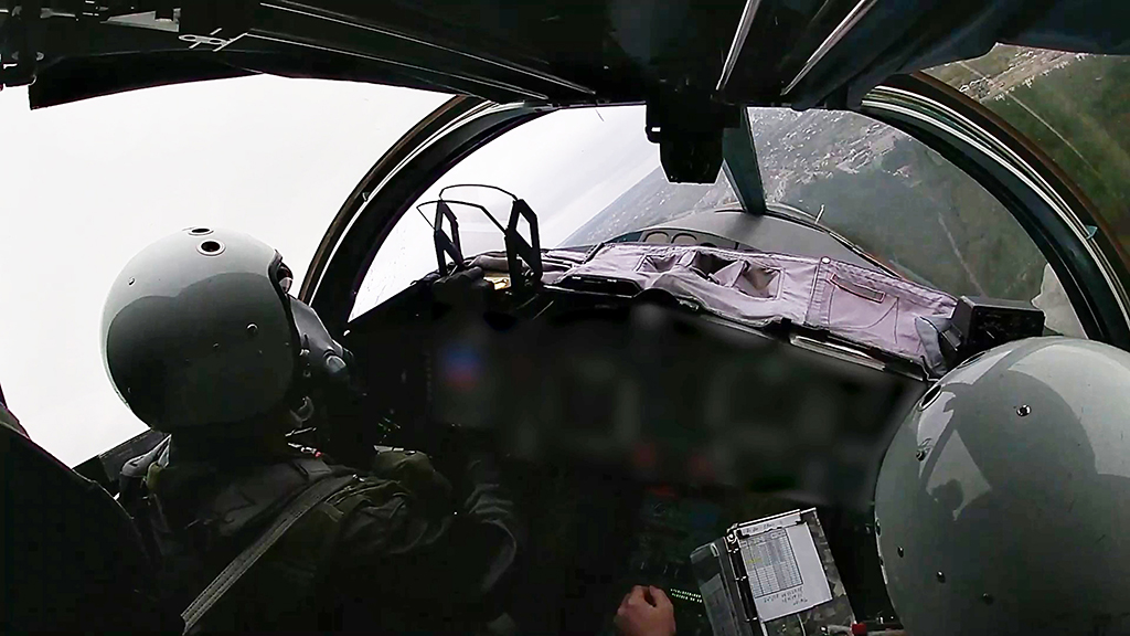 Лётчики в кабине истребителя-бомбардировщика Су-34. Фото © ТАСС / Пресс-служба Минобороны РФ