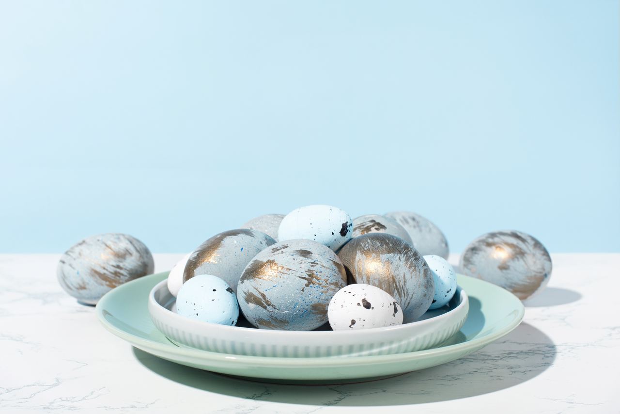 Можно ли покрасить яйца кандурином? Да, конечно! Полностью или разбрызгать золото по основному цвету — зависит только от вашей фантазии. Фото © Shutterstock 
