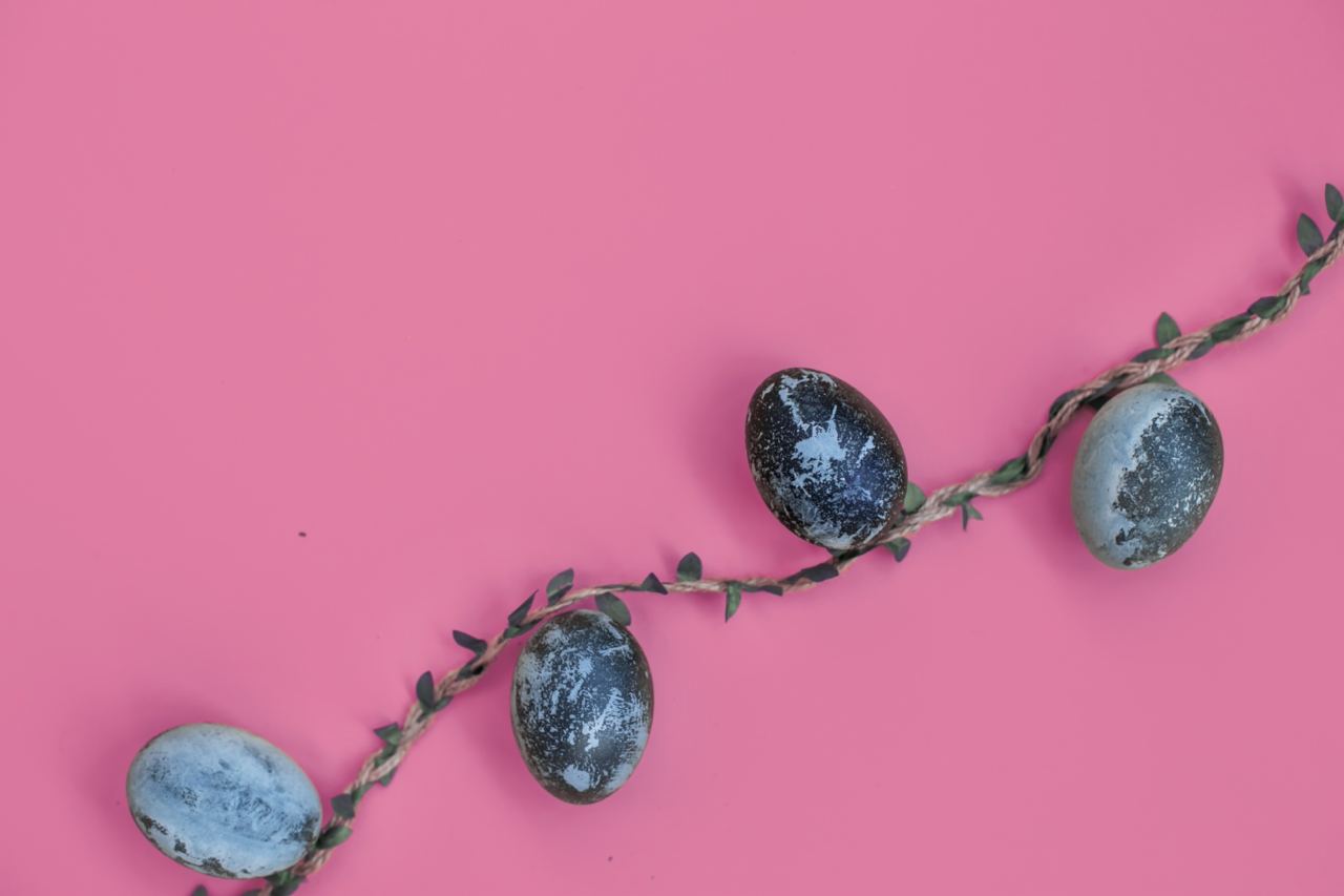 Сколько держать яйца в каркаде? От двух часов и до бесконечности. Чем дольше яйца пробудут в отваре, тем темнее получится итоговый цвет. Фото © Shutterstock