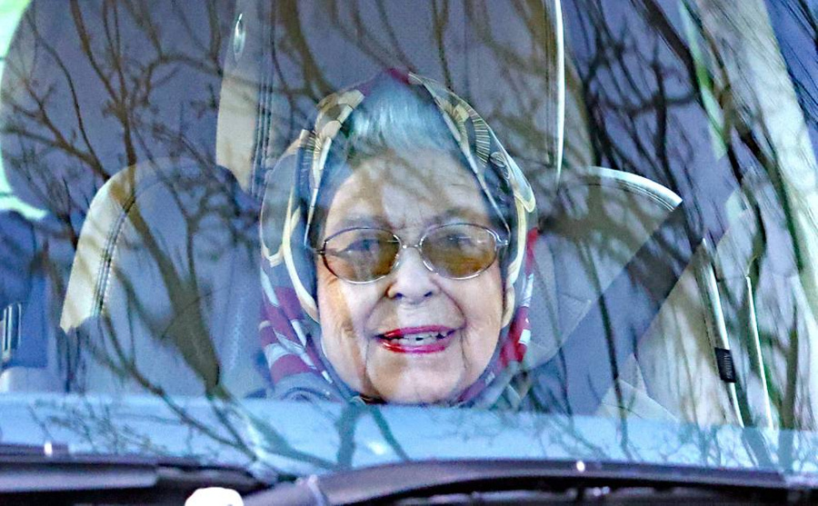 Елизавета II обожает водить. Фото © ТАСС / imago images / Paul Marriott